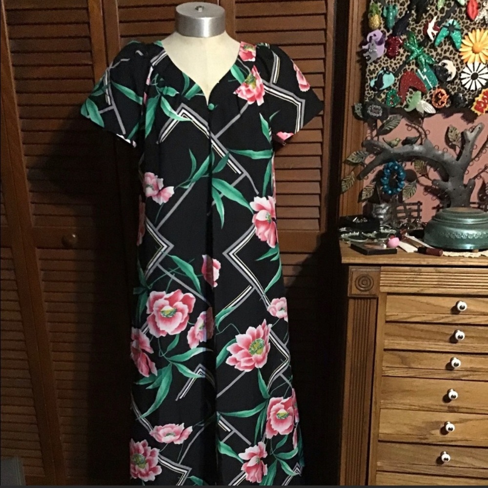 Vintage Hilo Hattie’s Hawaiin Tiki Muu Muu muumuu Dress